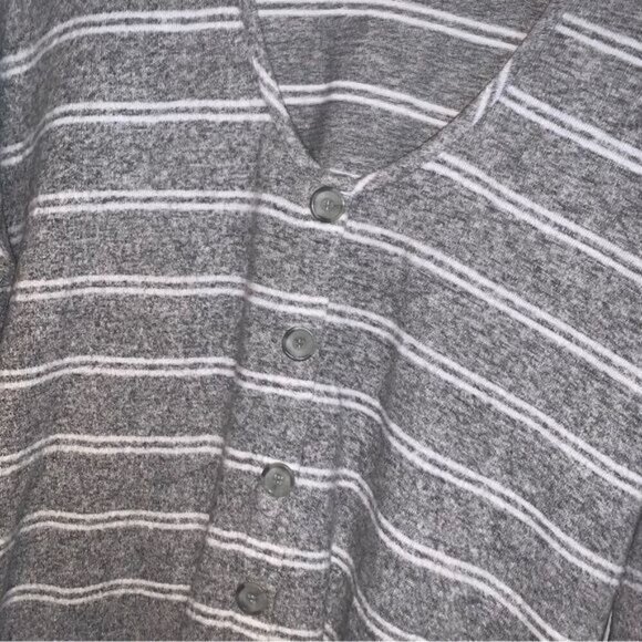 Torrid Gray Striped Hacci Boyfriend Long Sleeve Buttoned Sweater Top Size 1X - Picture 3 of 7